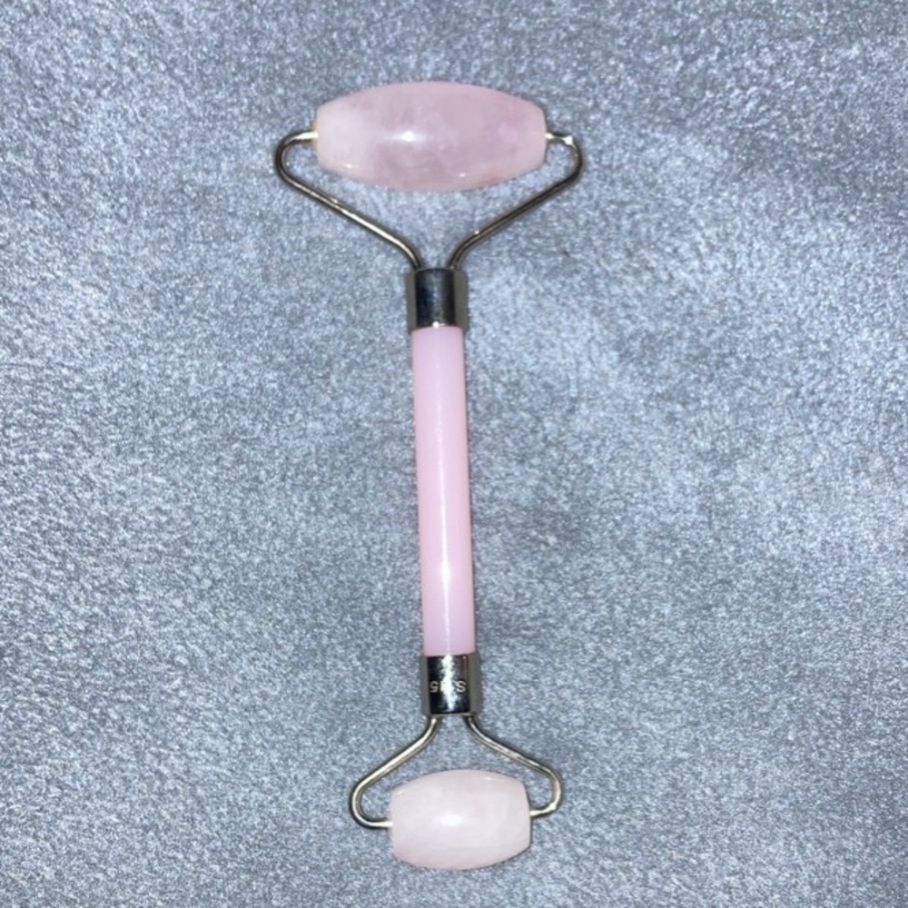 Rose quartz face roller🤩